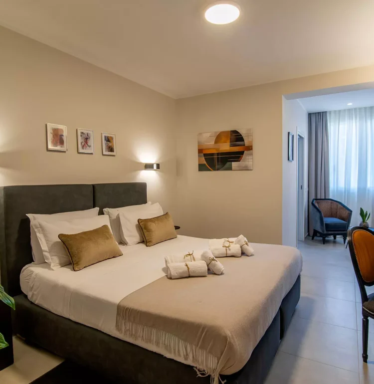 lucentumrooms-it-deluxe-kingroom-2-guests-001
