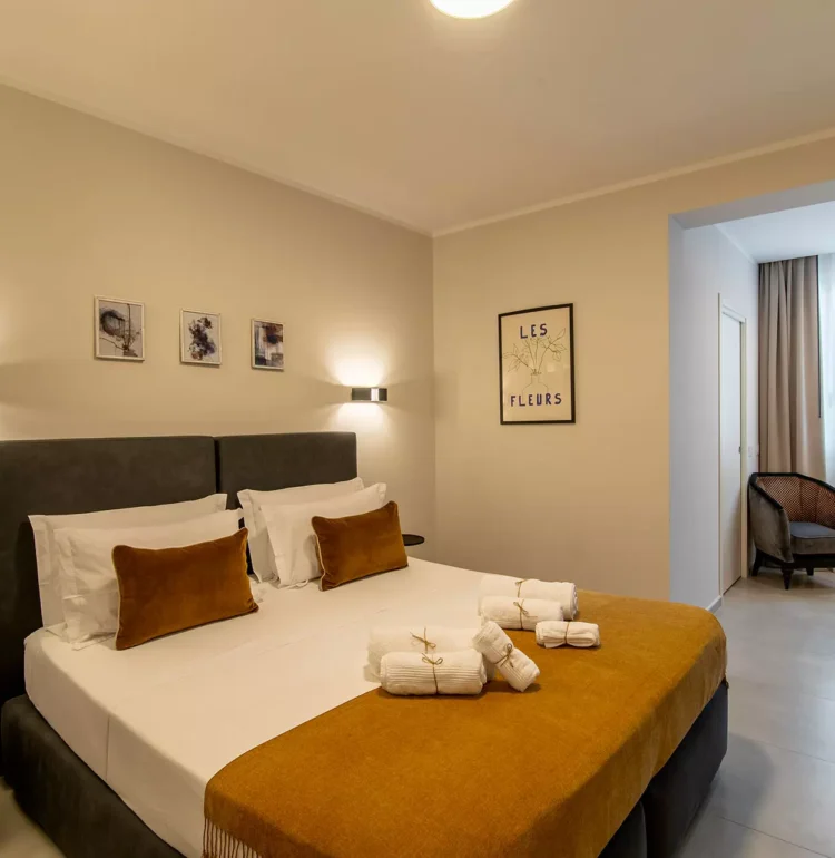 lucentumrooms-it-deluxe-kingroom-3-guests-001